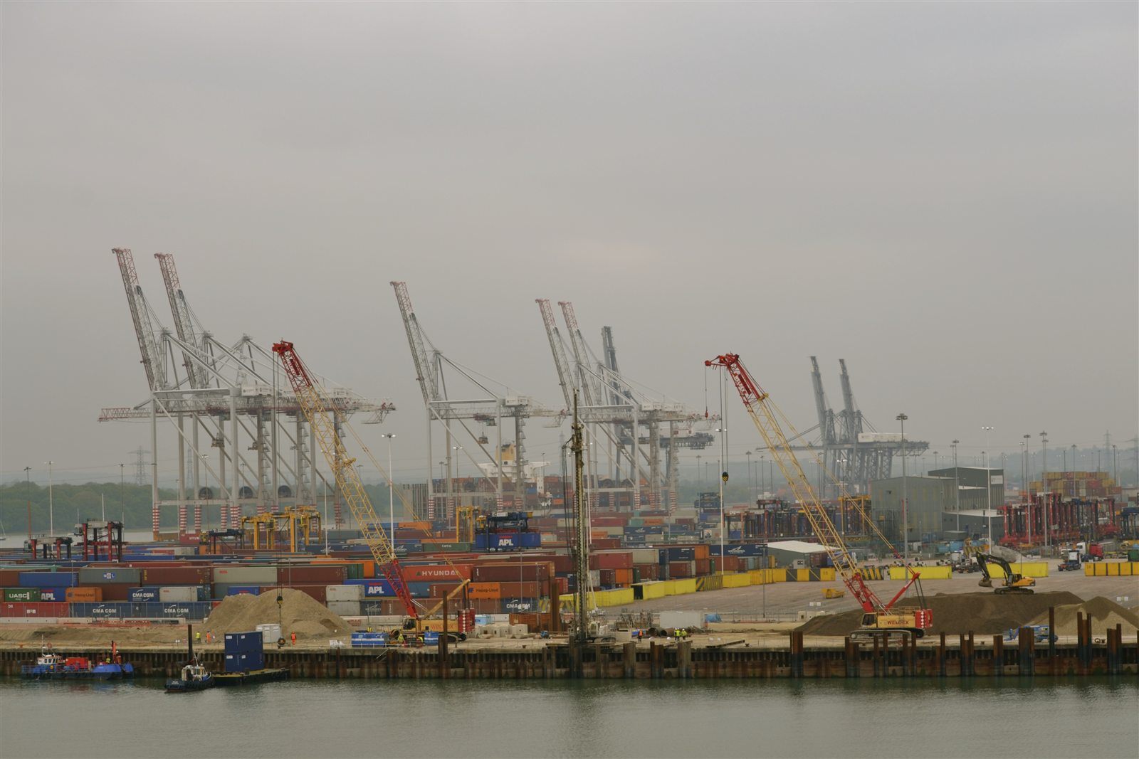Cranes and cargo handling at a working port
